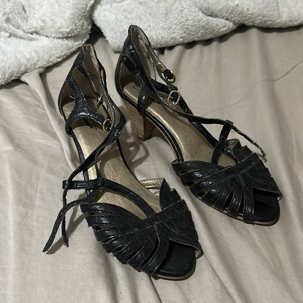 Seychelles kitten heels. Black with buckles 7.5